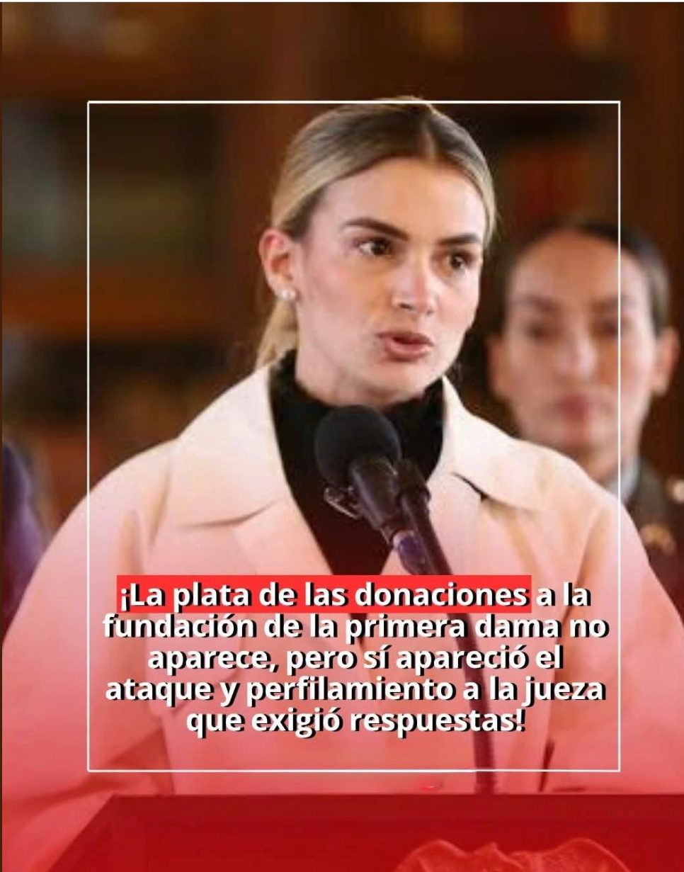 Foto de la primera dama hablando en un atril con el texto: La plata de las donaciones a la fundación de la primera dama no aparece, pero sí apareció el ataque y perfilamiento a la jueza que exigió respuestas